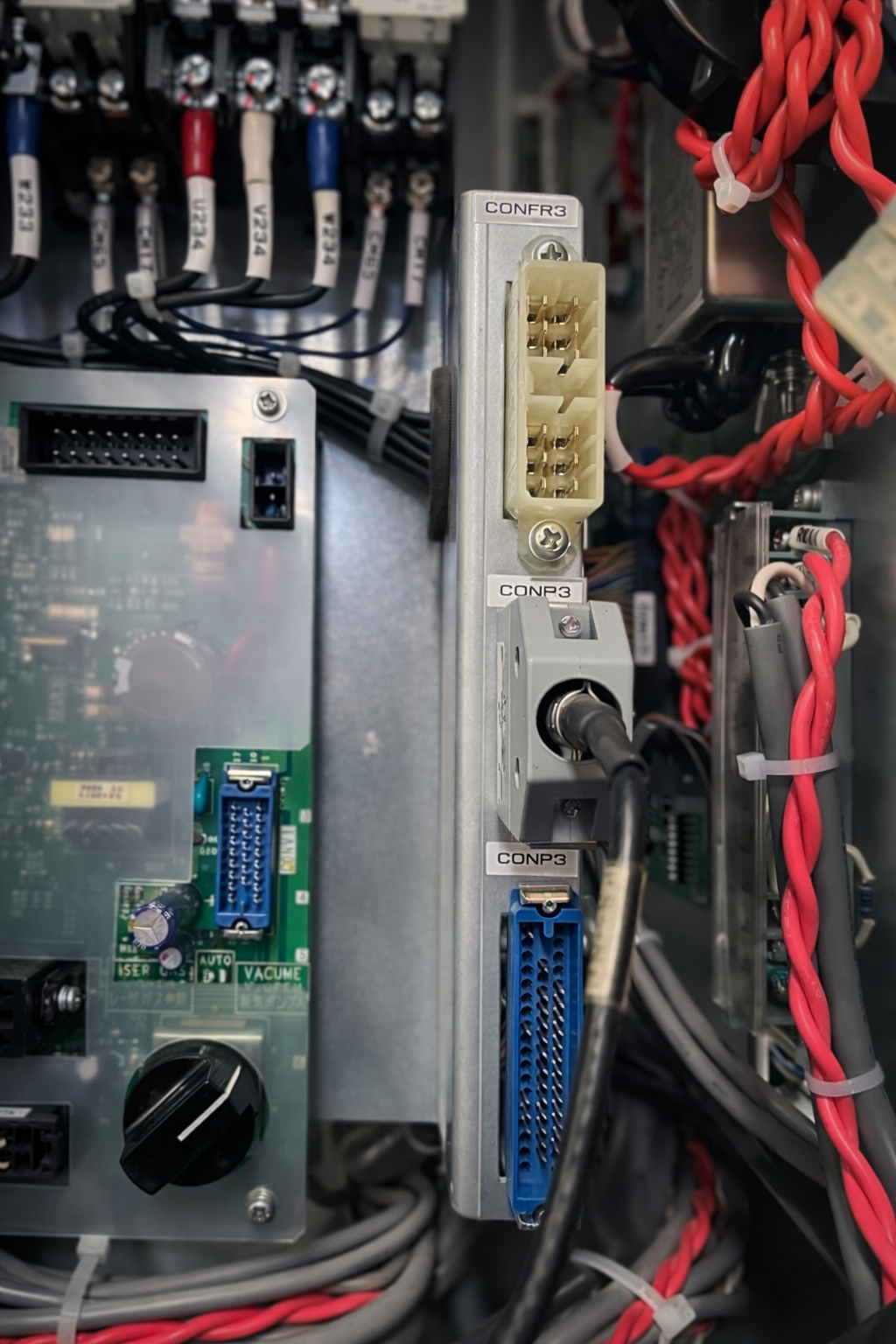 Detalle de conexiones internas de máquina láser